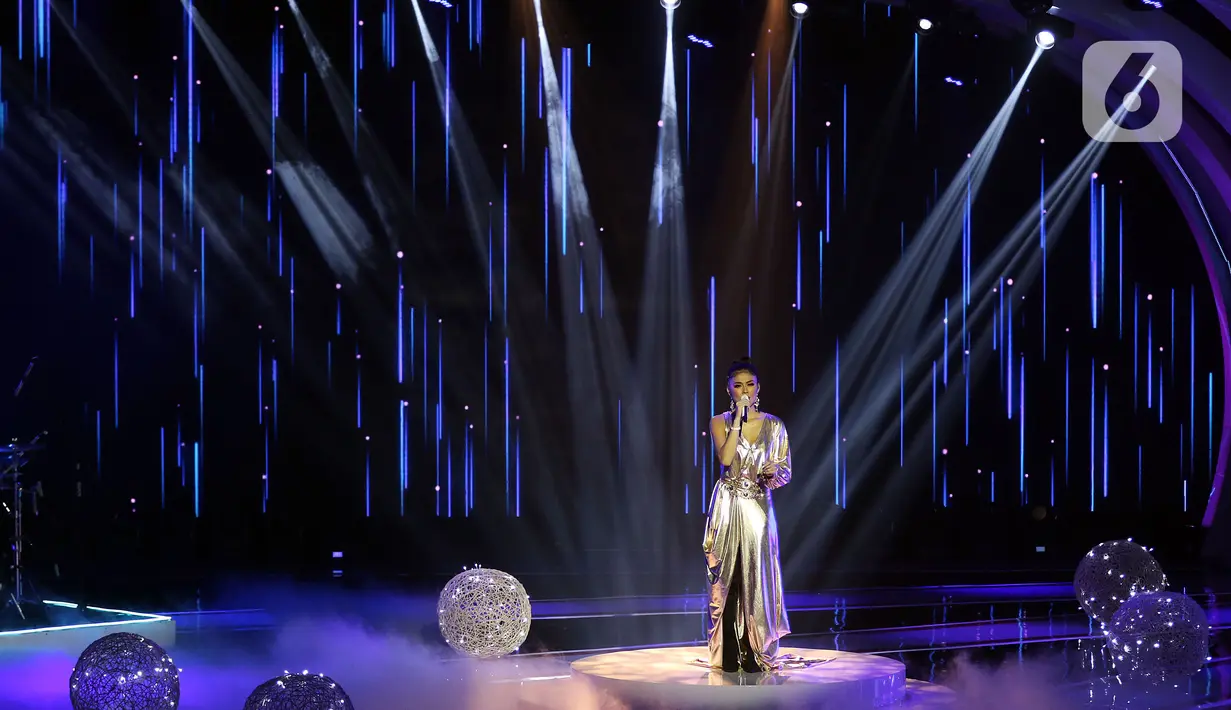 Agnes Monica alias Agnez Mo tampil dalam "Christmas Concert The Greatest Love" di Studio 6 Emtek City, Daan Mogot, Jakarta, Kamis (19/12/2019). Selain Agnez Mo, beberapa penyanyi ternama di Indonesia juga mengisi acara tersebut antara lain, Delon, Joy Tobing, Judika dan Nikita . (Liputan6.com/Johan