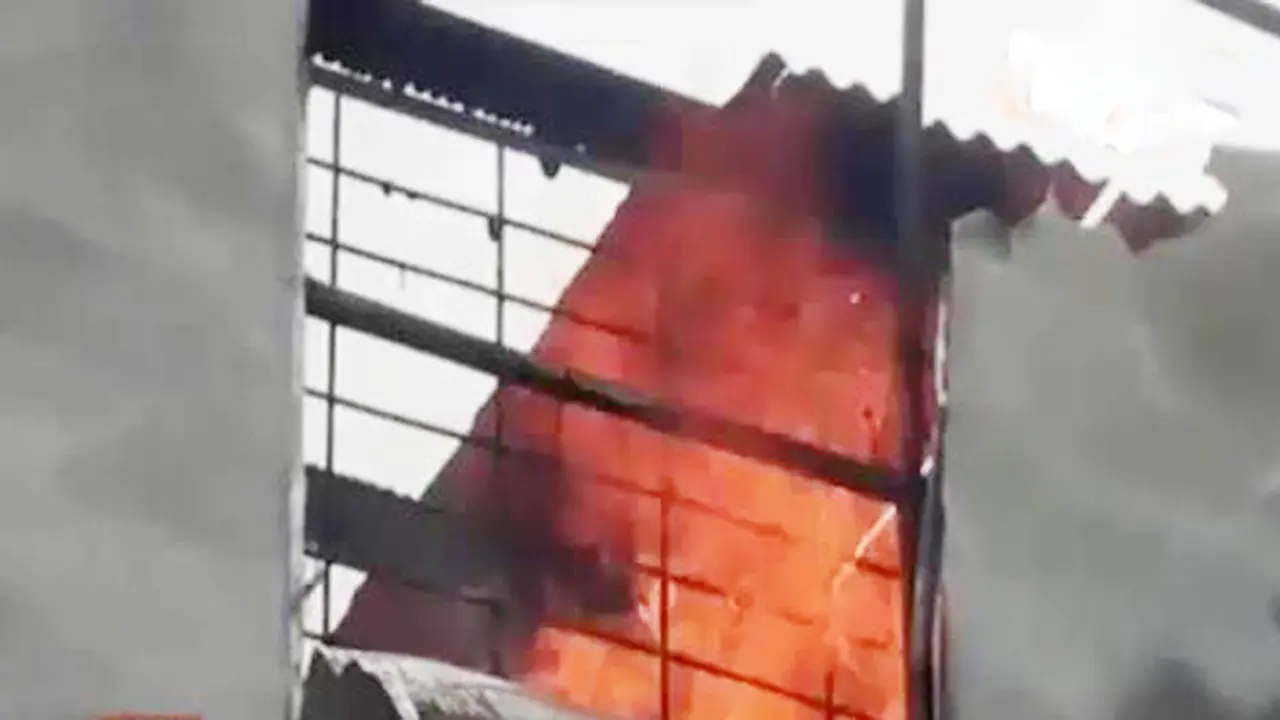 Kebakaran Diduga Konsleting Hanguskan Ruko 3 Lantai di Bogor
