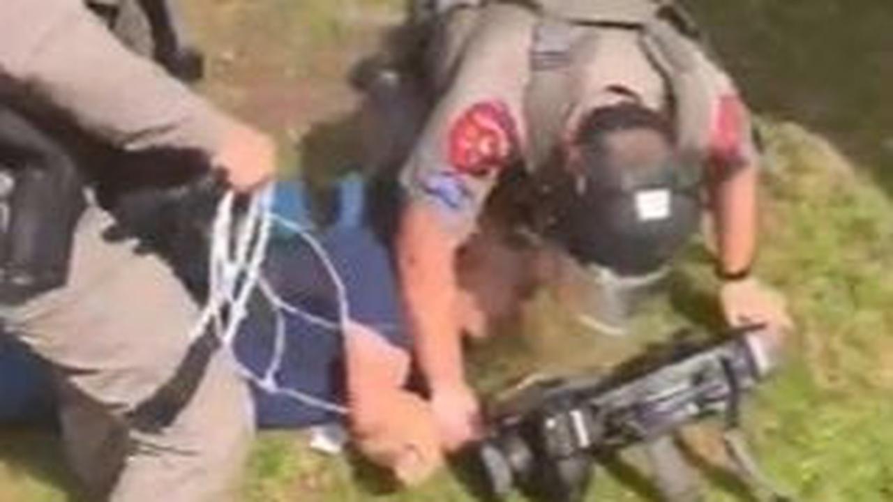 Polisi juga menangkap seorang jurnalis Fox bernama Austin, yang sedang meliput di TKP. Berdasarkan video yang viral di X, polisi dengan paksa menarik Austin kebelakang hingga terbanting bersama kameranya.