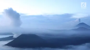 Lanskap Gunung Bromo-Tengger-Semeru yang diselimuti kabut menjadi salah satu destinasi wisata favorit di Jawa Timur. (Liputan6.com/Immanuel Antonius)