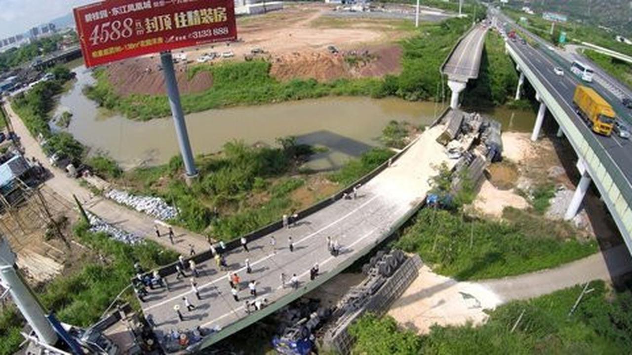 Jalan layang tiba-tiba runtuh di China