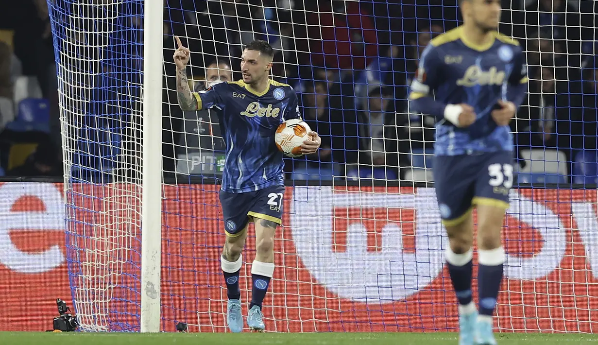 Tiga menit menjelang waktu normal berakhir Napoli akhirnya mencetak gol untuk memperkecil skor menjadi 2-4. Gol dicetak Matteo Politano usai merebut bola akibat kesalahan para pemain Barcelona di dalam kotak penalti sendiri. (LaPresse via AP/Alessandro Garofalo)