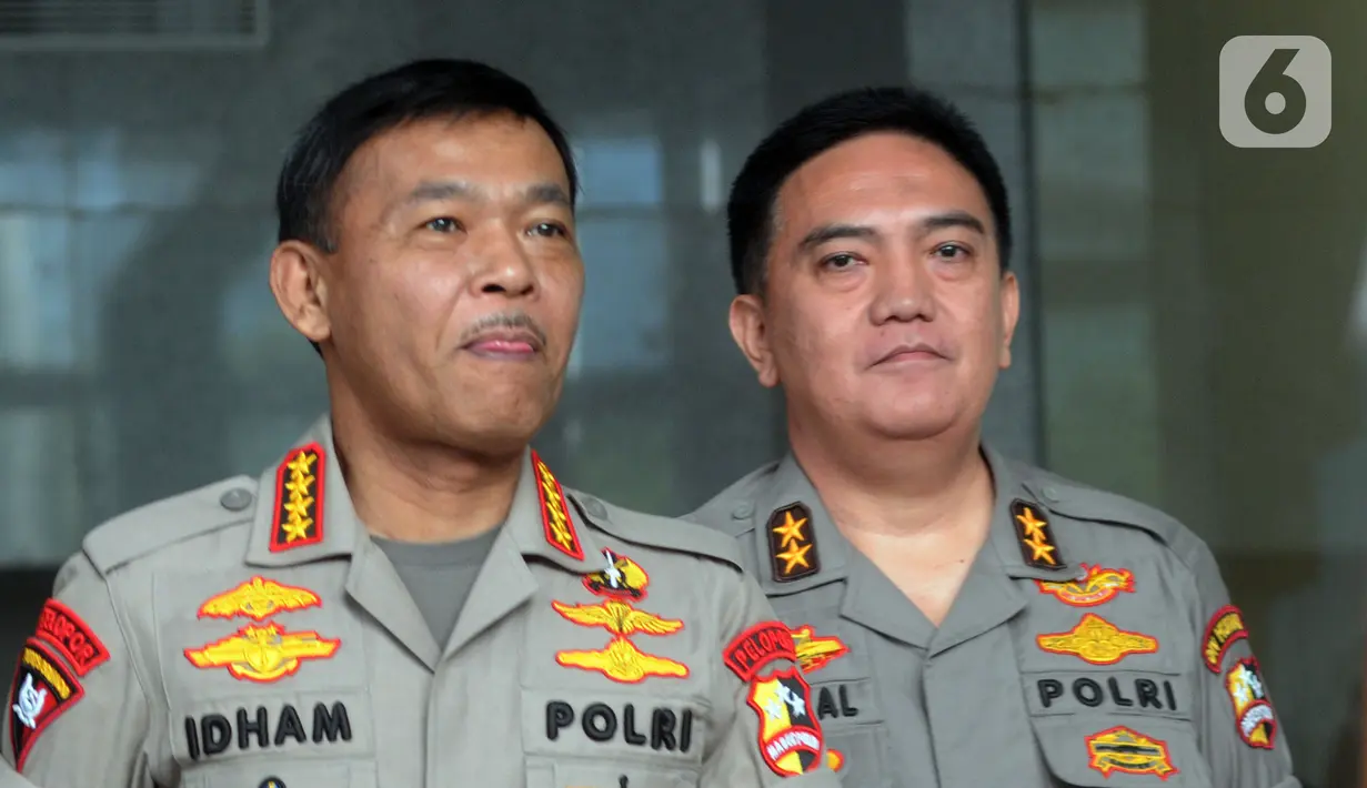 Kapolri Jenderal Idham Azis (kiri) didampingi Kadiv Humas Polri Irjen M Iqbal (kanan) meninggalkan Gedung KPK usai menggelar pertemuan tertutup, Jakarta, Senin (4/11/2019). Pertemuan membahas sinkronisasi antara Kepolisian dengan KPK. (merdeka.com/Dwi Narwoko)