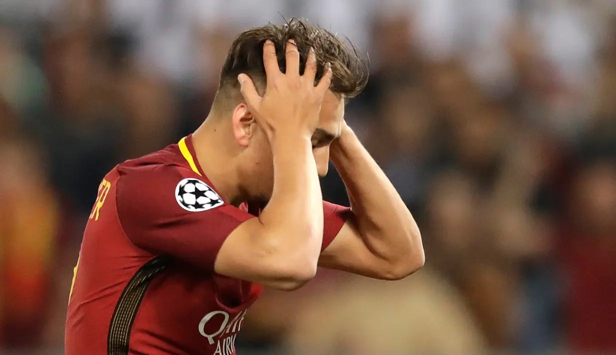 Ekspresi pemain Roma Cengiz Under usai gagal mencetak gol saat melawan Liverpool dalam pertanding semifinal Liga Champions di Stadion Olimpico, Roma (2/5). Pada pertandingan ini Liverpool kalah 2-4 atas AS Roma. (AP/Andrew Medichini)