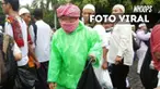 Dengan bertutup surban yang dipakai, Aa Gym memunguti sampah sisa demo 212