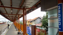 Seorang penumpang terlihat menunggu kedatangan kereta di Stasiun Grogol, Jakarta, Selasa (16/6). Tiga stasiun baru lintas Tangerang, yaitu stasiun Grogol, Taman Kota, dan Tanah Tinggi, mulai dioperasikan pagi ini. (Liputan6.com/Faizal Fanani)