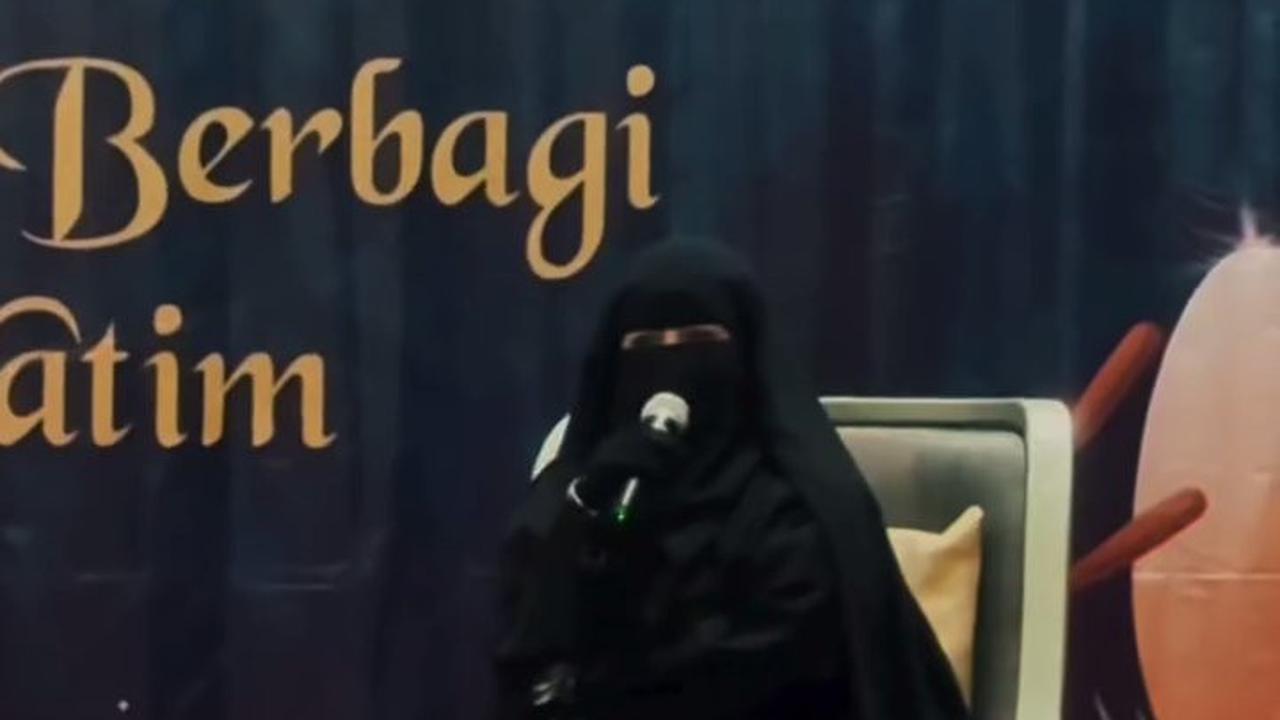 7 Potret Umi Pipik Hadir Acara Buka Puasa Bersama dengan Anak Yatim, Abidzar Al-Ghifari Hibur dengan Lagu