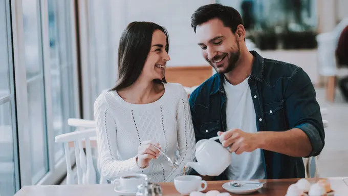 perempuan dan pasangan feb kopi