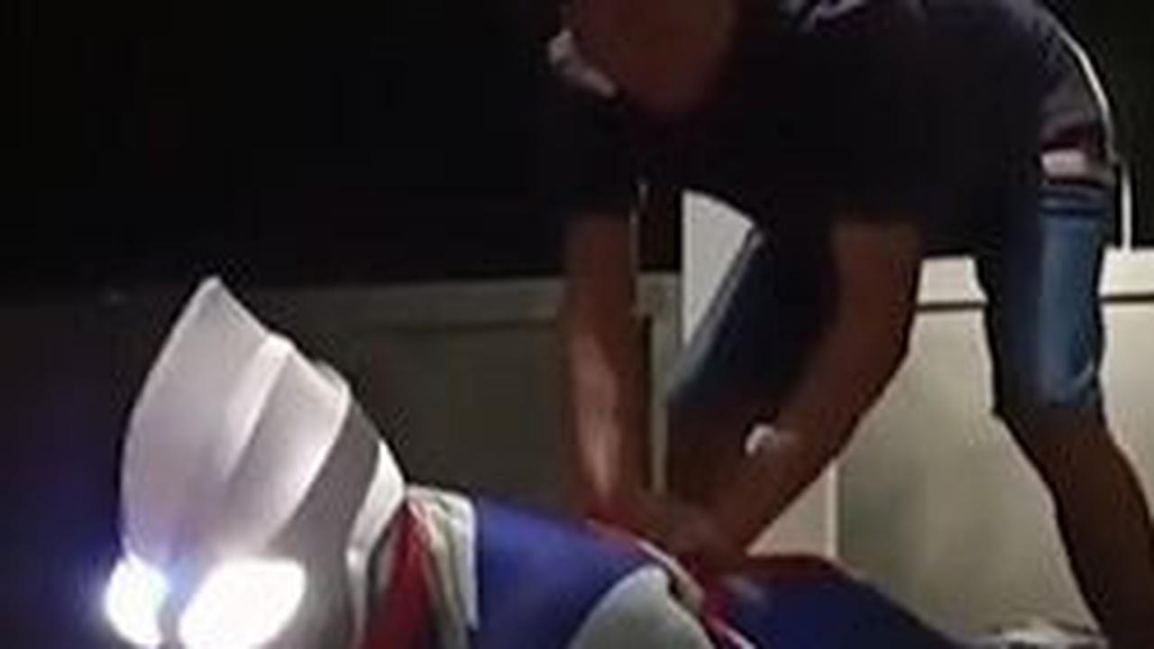 VIDEO: Ultraman Tak Berdaya Dikretek Tukang Pijat, Lelah Habis Lawan Monster