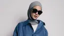 <p>Paula Verhoeven tampil memukau dalam balutan oversized kemeja yang dipadukan dengan kacamata hitam. [Foto: Instagram: Paula]</p>