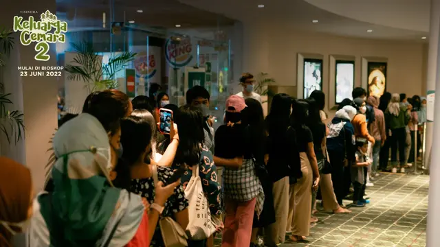 Antrian penonton menyaksikan Keluarga Cemara 2 di Balinale Film Festival 2022