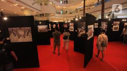 Pengunjung melihat foto-foto yang dipamerkan dalam pameran foto jurnalistik Indonesia Tangguh Indonesia Tumbuh, di Mal Central Park, Jakarta Barat, kamis (12/8/2021). Pameran ini merupakan rangkaian dalam memperingati bulan kemerdekaan oleh Istana Kepresidenan. (Liputan6.com/Angga Yuniar)