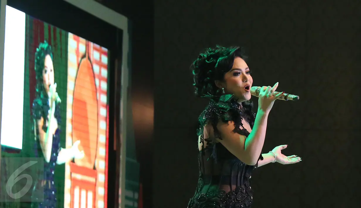Penyanyi Krisdayanti memeriahkan gelaran syukuran reuni "Bagito Return: Everlasting Memories Reunion" di Senayan City, Jakarta, Rabu (2/11). Syukuran reuni ini bertepatan dengan perayaan hari jadi grup lawak Bagito ke-38. (Liputan6.com/Herman Zakharia)