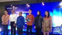 Eddy Kusuma (keempat dari kiri), Brand Manager Vivo Indonesia, dalam konferensi pers pra peluncuran Vivo V9 di Jakarta. Liputan6.com/Andina Librianty