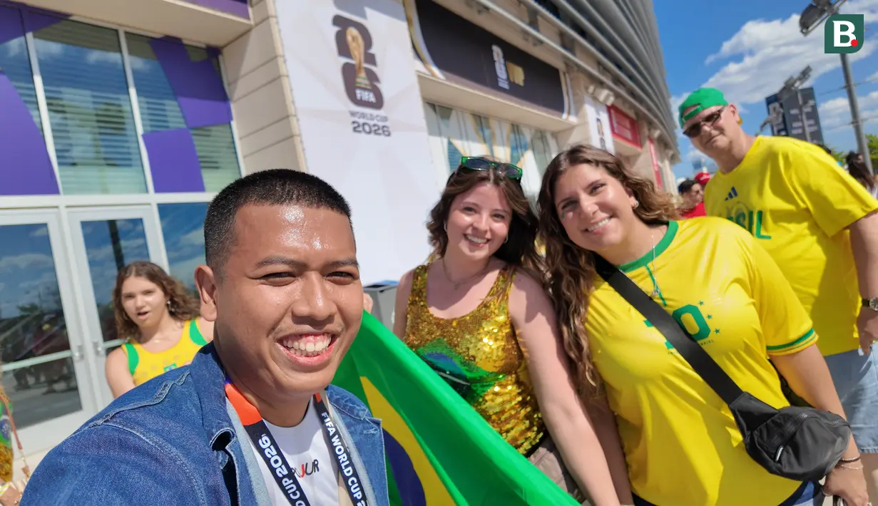 Jurnalis KLY Sports, Hery Kurniawan, foto bersama suporter Timnas Brasil di Metlife Stadium, Minggu (14/6/2026) dini hari WIB. (Bola.com/Hery Kurniawan)