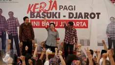 Ketua Umum PDI Perjuangan Megawati Soekarnoputri (tengah) bersama Cagub-Cawagub DKI Jakarta, Ahok-Djarot menyapa para relawan di Rumah Lembang, Jakarta, Rabu (15/3). (Liputan6.com/Faizal Fanani)