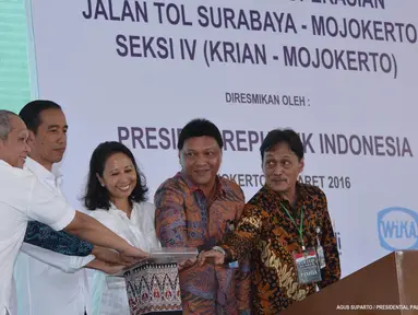 Presiden Jokowi meresmikan tol Surabaya-Mojokerto Seksi IV ruas Krian-Mojokerto di Desa Penompo, Kecamatan Jetis, Kabupaten Mojokerto, Jawa Timur, (19/3). (Setpres/Agus Suparto)