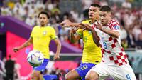 Pemain Kroasia, Andres Kramaric, berebut bola dengan bek Brasil, Thiago Silva, dalam laga perempat final Piala Dunia 2022 di Education City Stadium, Al Rayyan, Qatar, Jumat (9/12/2022). (AP Photo/Darko Bandic)