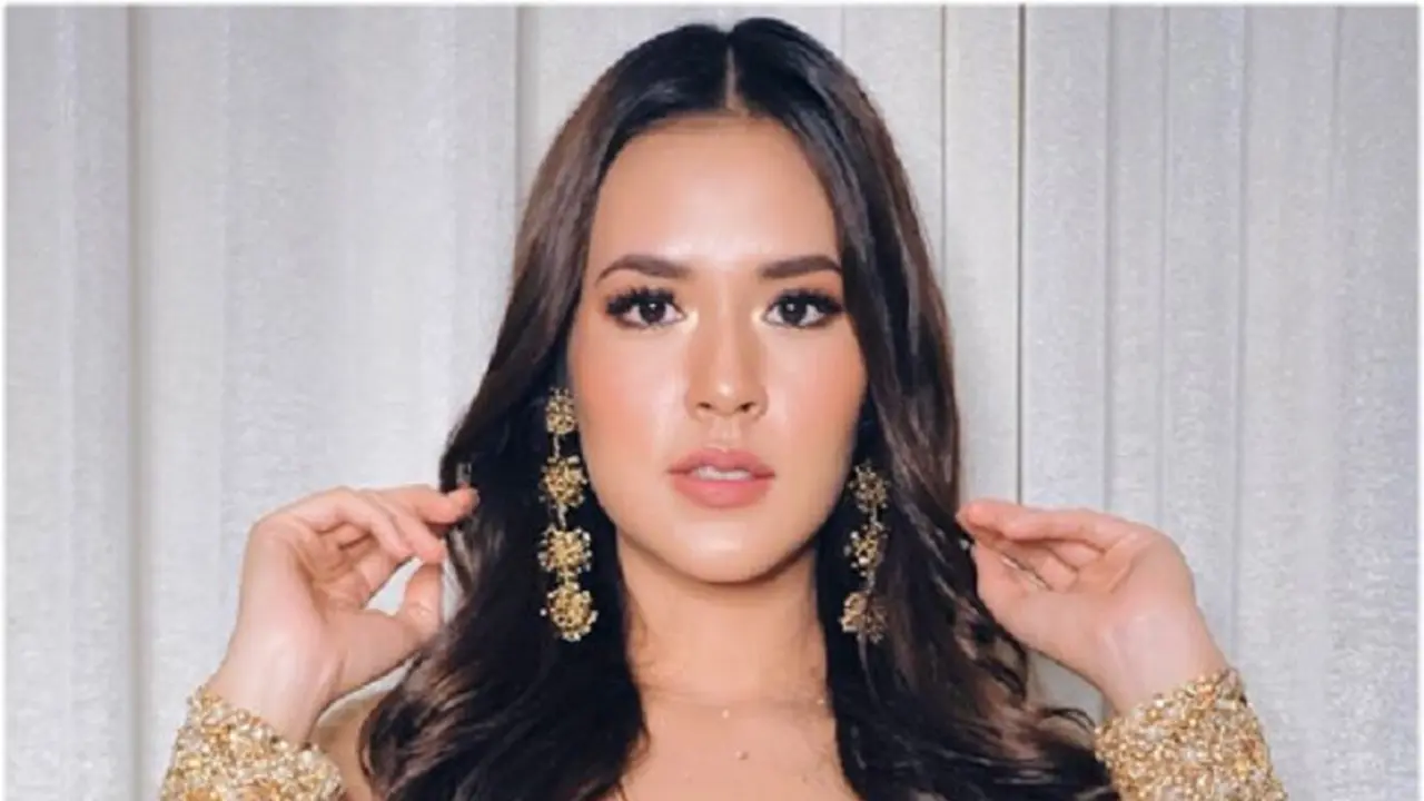 [Bintang] Dengan Makeup Palette Bernuansa Emas Ini, Raisa Tampak Seperti Boneka Bollywood
