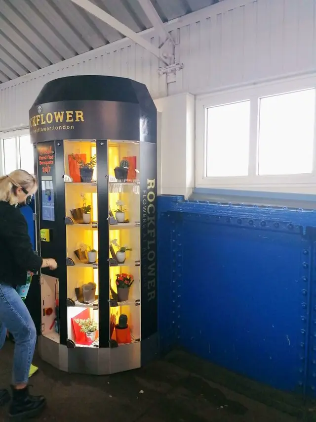 7 Potret Vending Machine di Berbagai Negara Ini Jual Barang Antimainstream