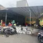 Sejumlah warga terdampak kebakaran Depo Pertamina Plumpang, Koja, Jakarta Utara mengungsi di Gedung Golkar Walang Baru. (Liputan6.com/Muhammad Radityo Priyasmoro)