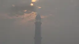 Menara Masjid Badshahi terlihat diselimuti kabut asap di Lahore, Pakistan timur, pada 10 November 2020. Kabut asap tebal menyelimuti banyak wilayah di Lahore pada Selasa (10/11). (Xinhua/Sajjad)