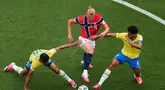 Pemain Norwegia Erling Haaland berebut bola dengan pemain Brasil Douglas Santos dan Marquinhos selama pertandingan sepak bola babak 16 besar Piala Dunia antara Brasil dan Norwegia di East Rutherford, N.J., dekat New York, Minggu, 5 Juli 2026. (AP Photo/Matt Slocum)