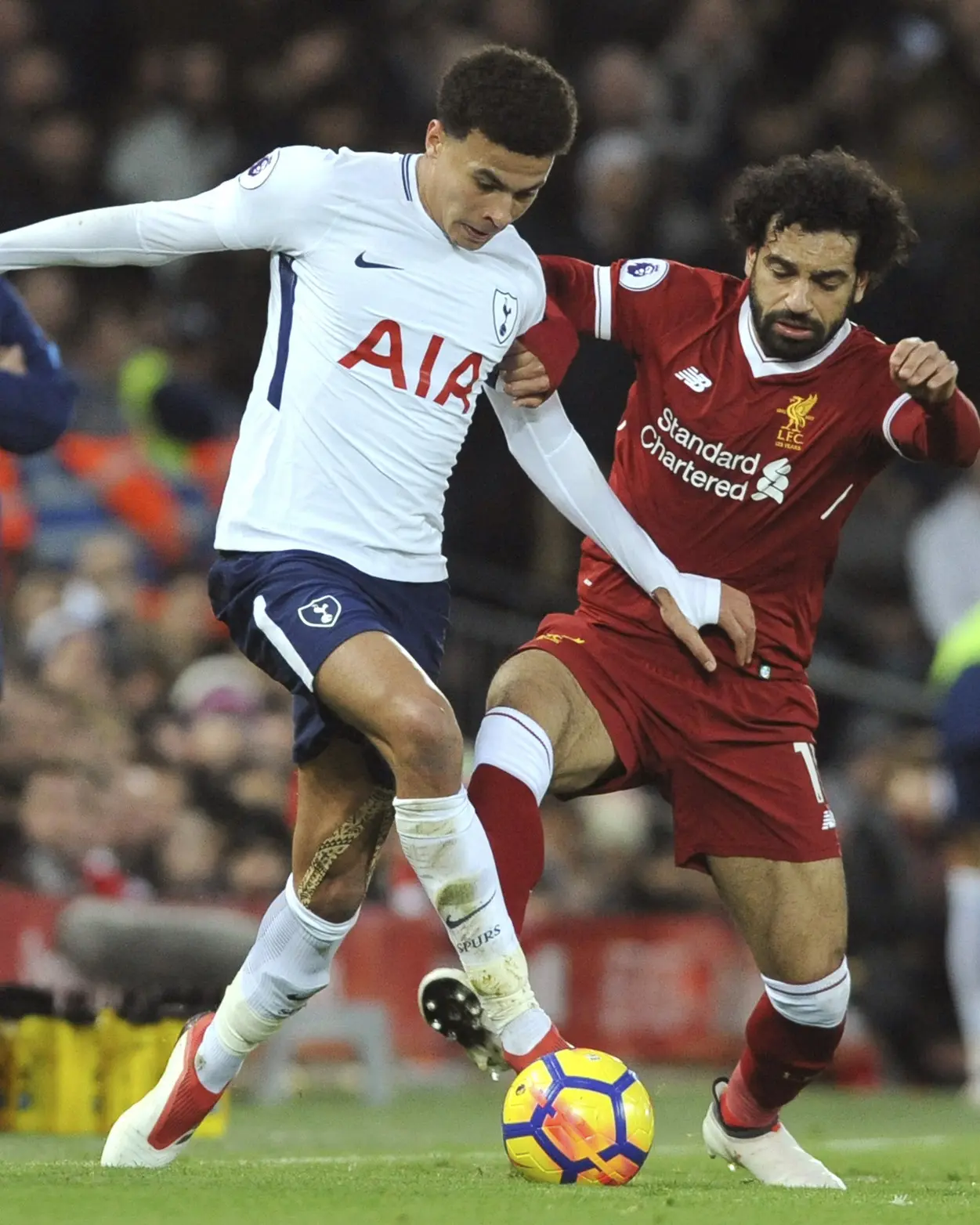 Pemain Tottenham, Dele Alli (kiri) berusaha melewati adangan pemain Liverpool, Mohamed Salah pada laga di Anfield. Liverpool bermain imbang 2-2 dengan Tottenham. (AP/Rui Vieira)