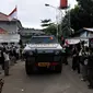 Kepulangan mobil militer dari Nusakambangan, Cilacap, JaDua terpidana mati penyelundup narkoba asal Australia dipindahkan ke Nusakambangan untuk menjalani eksekusi. (Liputan6.com/Johan Tallo)