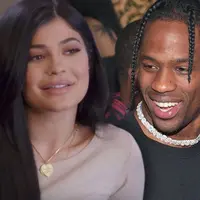 Dilansir dari HollywoodLife, penolaka Kylie untuk menunjukkan kehamilannya pada publik membuat hubungan mereka tak baik. (TMZ)