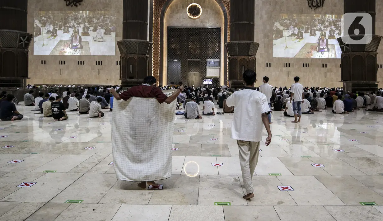 Umat muslim tiba untuk melaksanakan salat tarawih di Masjid Istiqlal, Jakarta, Senin (12/4/2021). Pemerintah menetapkan awal puasa atau 1 Ramadan 1442 H jatuh pada 13 April 2021 berdasarkan keputusan bulat dari berbagai ormas Islam hingga ahli astronomi dalam Sidang Isbat. (Liputan6.com/Johan Tallo)