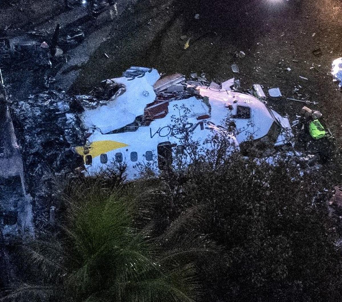 Foto Udara memperlihatkan kondisi pesawat milik maskapai Voepass yang hancur lebur setelah terjatuh di Vinhedo, Negara Bagian Sao Paulo, Brasil, Jumat (9/8/2024). Jatuhnya pesawat yang membawa 61 penumpang dan awak itu menewaskan semua orang di dalamnya. 