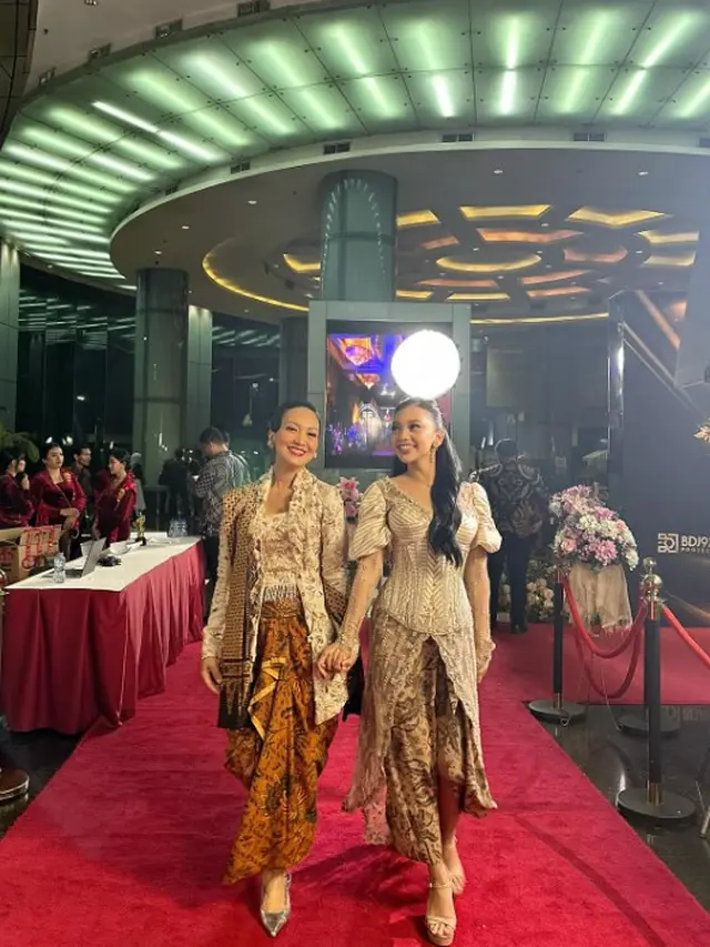 Potret Detail Kebaya Nola B3 dan Naura Ayu