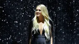 Penyanyi Carrie Underwood saat menghibur penonton pada acara CMT Music Awards 2018 di Nashville, Tennessee, Amerika Serikat, (6/6). (AFP Photo/Mike Coppola)