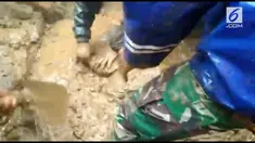 Proses evakuasi jenazah korban longsor di kawasan Puncak berlangsung dramatis. Petugas kesulitan mengeluarkan jenazah karena timbunan tanah.