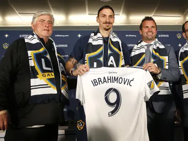 Mantan Striker Manchester United, Zlatan Ibrahimovic, berpose bersama petinggi LA Galaxy saat perkenalan di StubHub Center, AS, Sabtu (30/3/3028). LA Galaxy menjadi klub kesembilan sepanjang karier pria Swedia ini. (AP/Ringo H.W. Chiu)