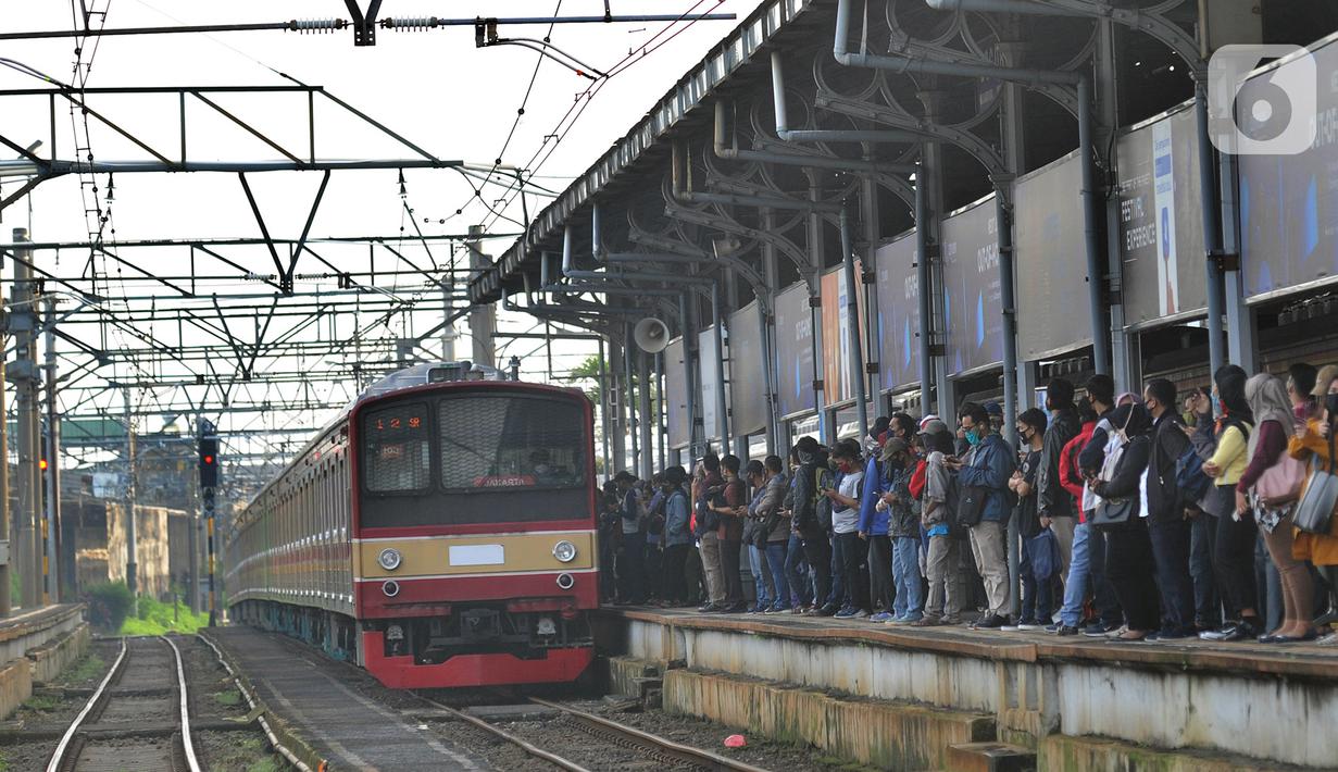 Penumpang KRL Commuterline menunggu kereta di Stasiun Bogor, Jawa Barat, Selasa (9/6/2020) pagi. Puluhan polisi, TNI, Satpol PP, dan petugas stasiun diterjunkan untuk memandu penumpang mengantisipasi antrean panjang seperti kemarin. (merdeka.com/Arie Basuki)