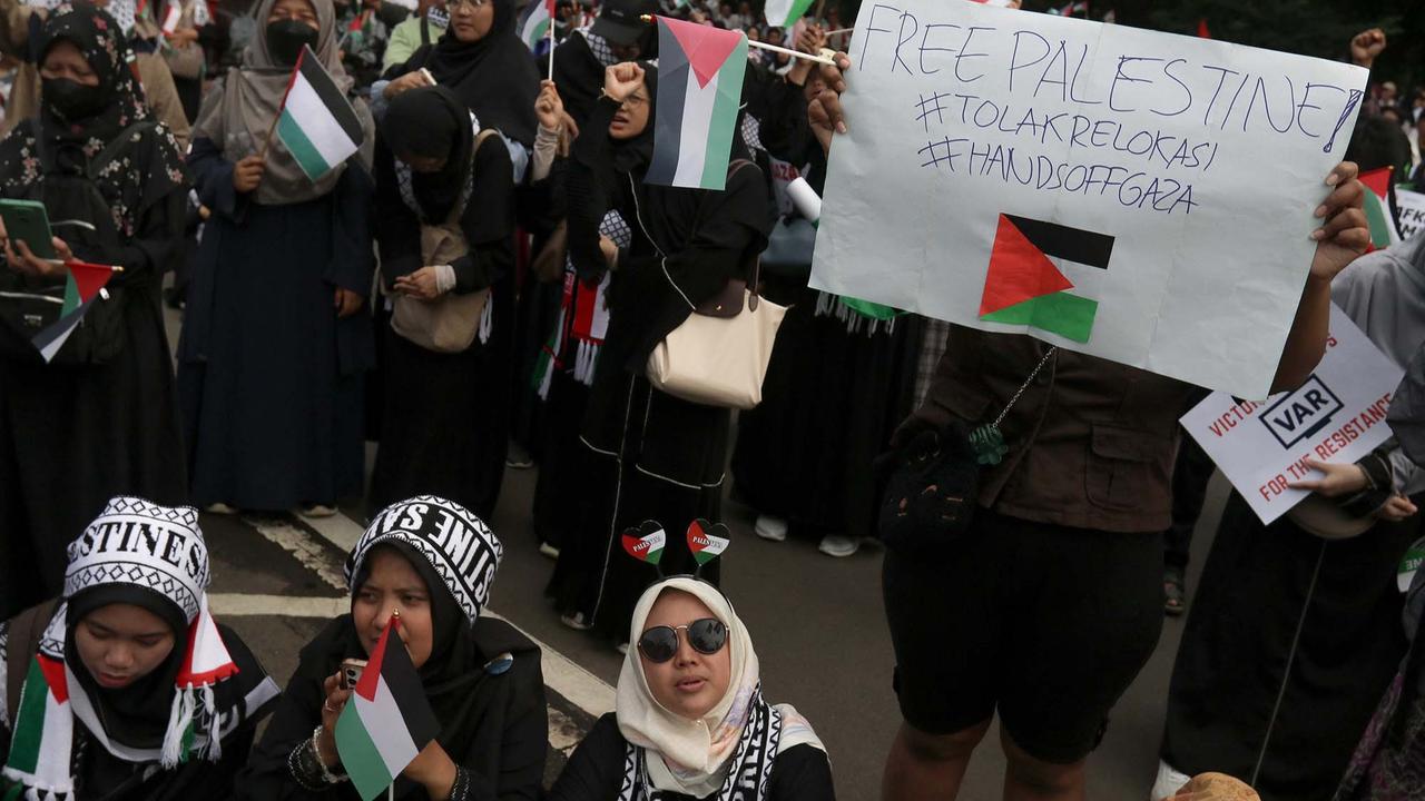 FOTO: Massa Membakar Replika Bendera Israel Saat Aksi Bela Palestina di Depan Kedubes AS Jakarta
