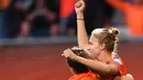 Striker Belanda, Vivianne Miedema (kanan) melakukan selebrasi bersama Danielle van de Donk usai mencetak gol ke gawang Inggris saat pertandingan semifinal UEFA Women’s Euro 2017di Stadion FC Twente, di Enschede (3/8). (AFP Photo/Daniel Mihailescu)