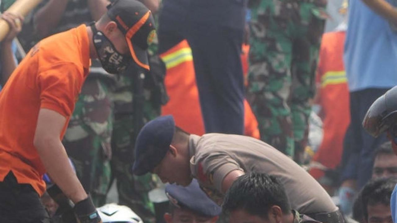 Proses evakuasi korban Hercules A-1310 yang jatuh di Medan