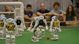 Sejumlah Robot melakukan pertandingan sepak bola di ajang RoboCup 2015 yang digelar di Hefei, provinsi Anhui, Cina (22/7/2015). Sejumlah robot terlihat berebut bola saat bertanding. (AFP/Stringer)