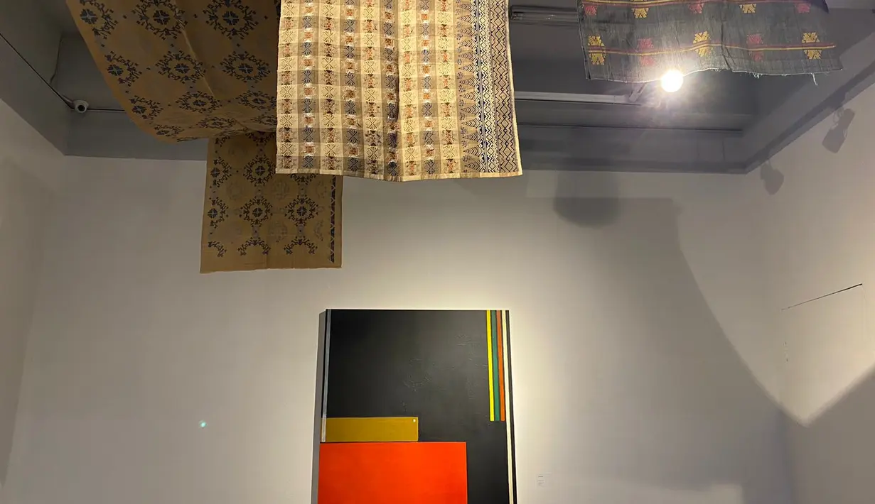Pada pameran FASET: Estetika Tenun dalam Modernitas Seni, CTI juga menampilkan instalasi indah. Karya Instalasi seni hasil kolaborasi dengan Hendra Kusuma, yang bertajuk FUTURE/CULTURE. [ Foto dok: Fimela.com ]