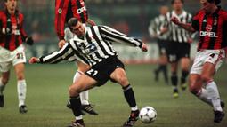 Gelandang Juventus, Zinedine Zidane, berupaya lepas dari kepungan pemain AC Milan pada laga Serie A di Stadion Giuseppe Meazza, Milan, Rabu (6/1/1999). (EPA/Ferraro)
