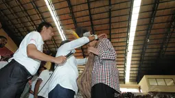 Sebagai simbol dukungan, Jokowi diberikan sebuah tas yang biasa digunakan ibu-ibu di Papua untuk membawa hasil panen sayur atau buah yang dinamakan noken, Jayapura, Kamis (5/6/14). (Liputan6.com/Herman Zakharia)