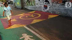 Warga melintasi Jalur Khusus pejalan kaki di Jalan Teladan, Cipete, Jakarta, Rabu (6/11/2019). Jalur yang letaknya bersebelahan dengan Stasiun MRT Cipete Raya tersebut dikhususkan untuk pejalan kaki dan pesepeda. (Liputan6.com/Johan Tallo)
