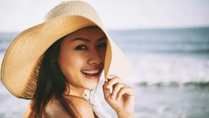 perempuan di pantai malu-malu