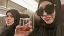 Dalam pesawat saat berangkat ke Tanah Suci, Sarita Abdul Mukti dan Shania Salsabila sudah kompak dalam berpakaian. Mereka kerap tampil dengan warna yang sama. (Foto: Instagram/@_shaniasalsabila)