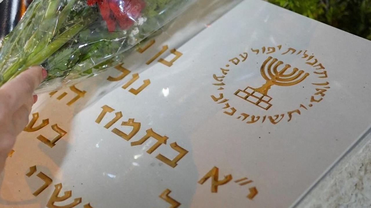 Pada Maret 1990, agen Mossad membunuh seorang ilmuwan Kanada, Gerald Bull, yang merancang senjata super untuk Irak. Ia dibunuh di apartemennya di Brussel, Belgia. Pembunuhan ini sukses menghentikan proyek pembuatan senjata itu.&nbsp;