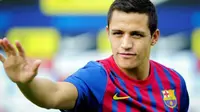 Penyerang asal Cile Alexis Sanchez diperkenalkan secara resmi oleh Barcelona di pemusatan latihan tim di San Juan Despi, 25 Juli 2011. AFP PHOTO/JOSEP LAGO