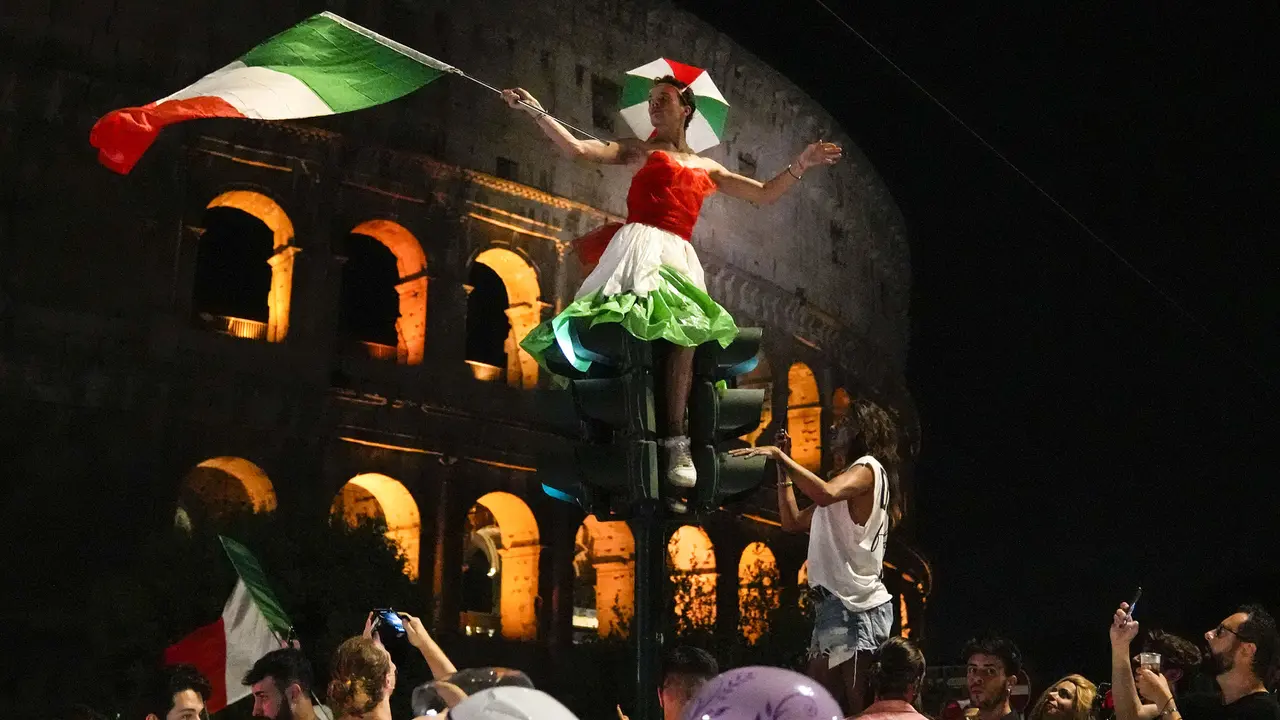 Foto Piala Eropa: Football is Coming Rome! Potret Momen Suka Cita Pendukung Italia